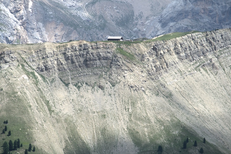 Zoomata sul Rifugio S. Nicolò, sull'orlo della conca ripidissima.