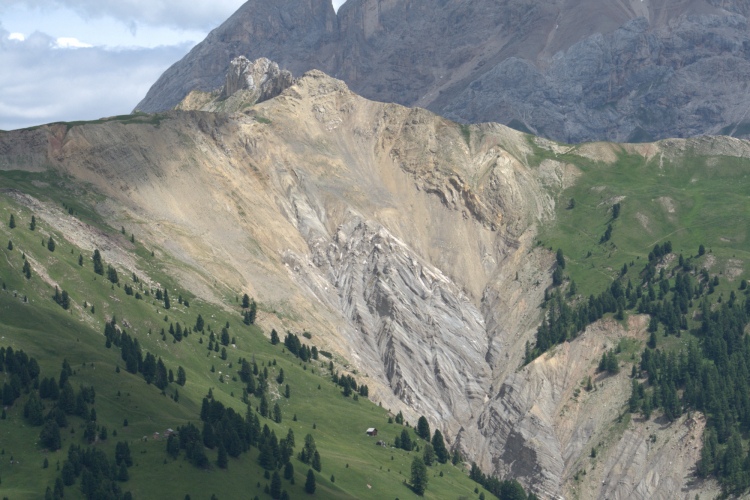 La roccia di un pendio a ovest del Rifugio sembra una crema.