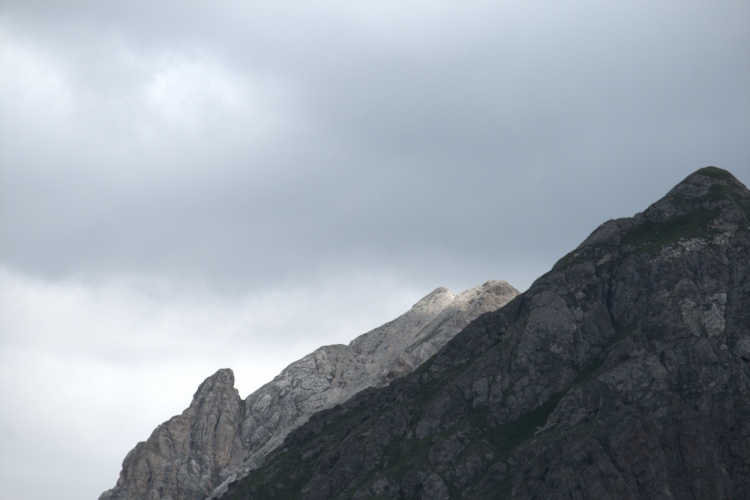 Le punte di due cime sembrano avere diversi colori. Una è chiara, l'altra scura, ma è solo l'ombra delle nuvole.