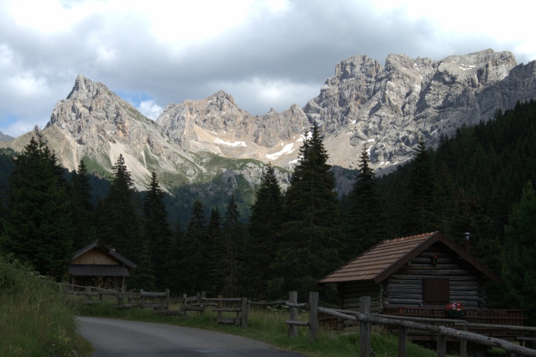 La via del ritorno è poco piacevole perché quasi tutta asfaltata. Le montagne si allontanano sempre più.