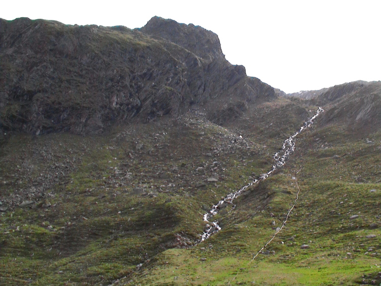 Un rigagnolo d'acqua che scende dal pendio della montagna.