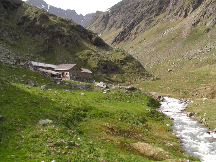 La Malga di Tel, prima della curva che ci porterà al rifugio. Qui scorre anche un bel torrente.