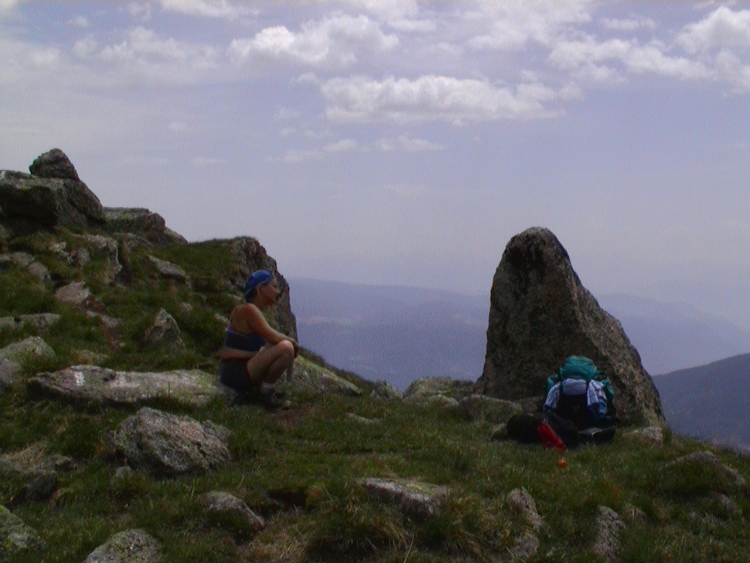 Uno spiazzo erboso del sentiero di ritorno con panoramica sulla valle.