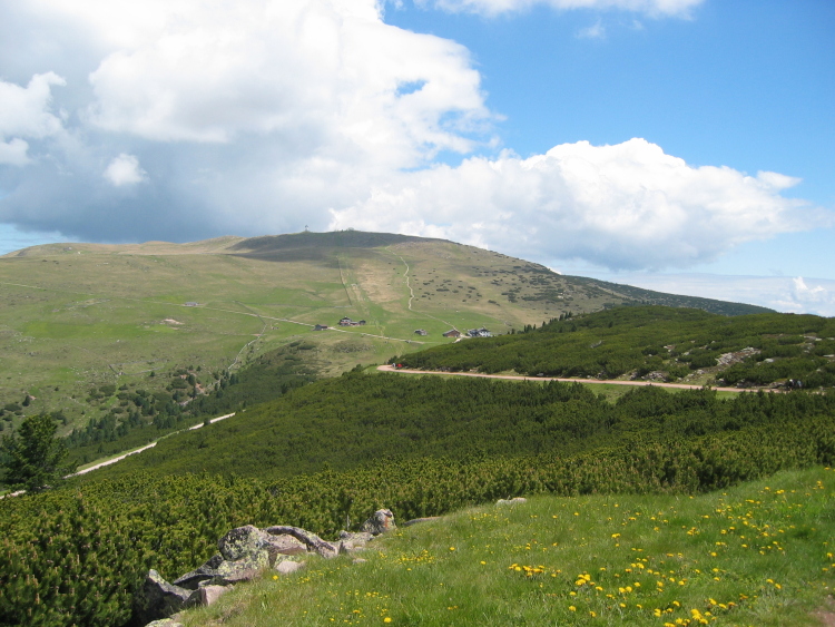 Il sentiero che attraversa il paesaggio fatto di prati e nuvole. In fondo la nostra meta, il Corno.