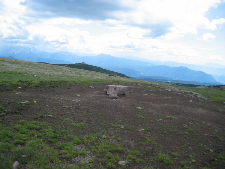 Un sasso con al centro una punta di ferro. Qui viene messo il blocco di sale che le mucche leccano durante il pascolo.