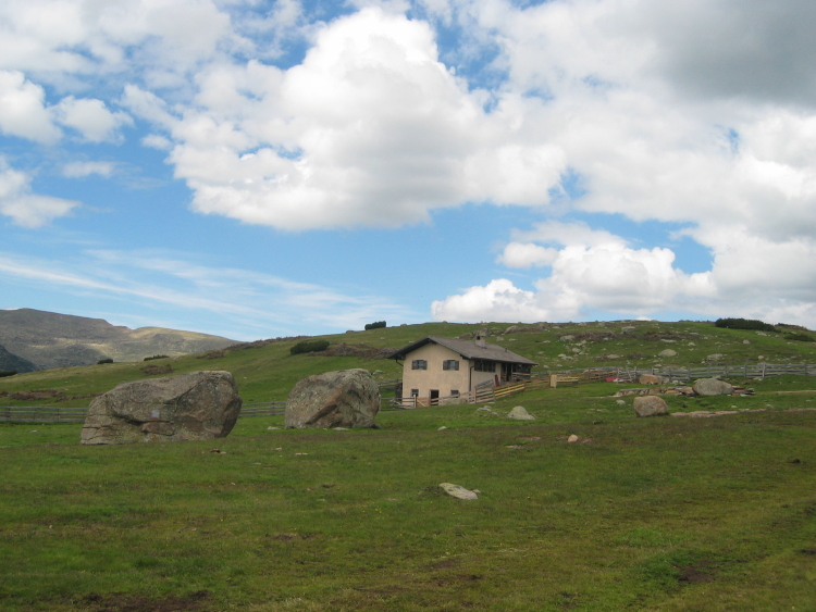 Ancora i due sassi nel prato, dietro una casa.