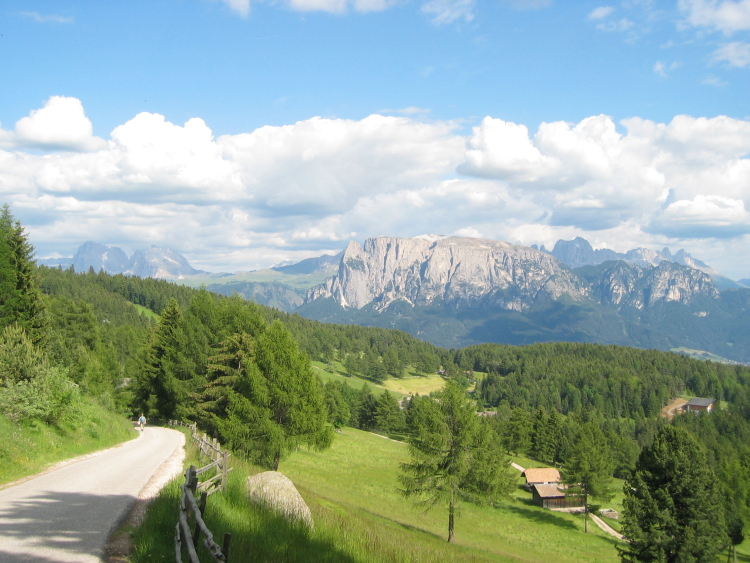 Siamo già di nuovo bassi per questa panoramica. L'Altipiano dello Sciliar domina la situazione.