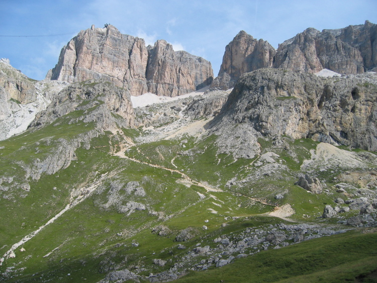 Il pendio del Pordoi ci fa fare subito un dislivello di 600 metri per raggiungere la forcella. La prima parte è un verde pendio, poi ghiaia e pietre.