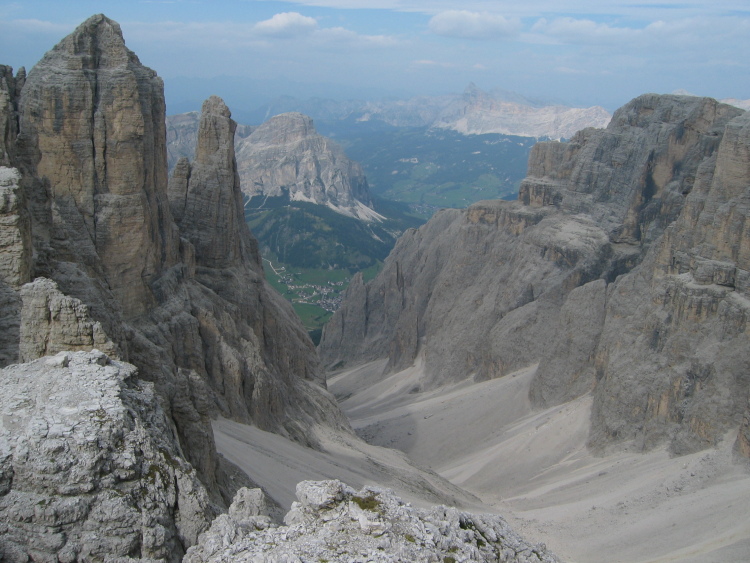 La vista sopra la Val de Mezdì e la Val Badia è semplicemente incantevole. Un canalone di sassi tra le rocce che da lontano sembrano sabbia.