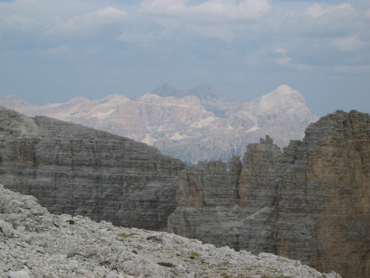 Panoramica verso le cime della Val Badia. Tre piani di visione: il burrone, le rocce che con le loro righe creano un effetto strano, le cime della Val Gardena. 