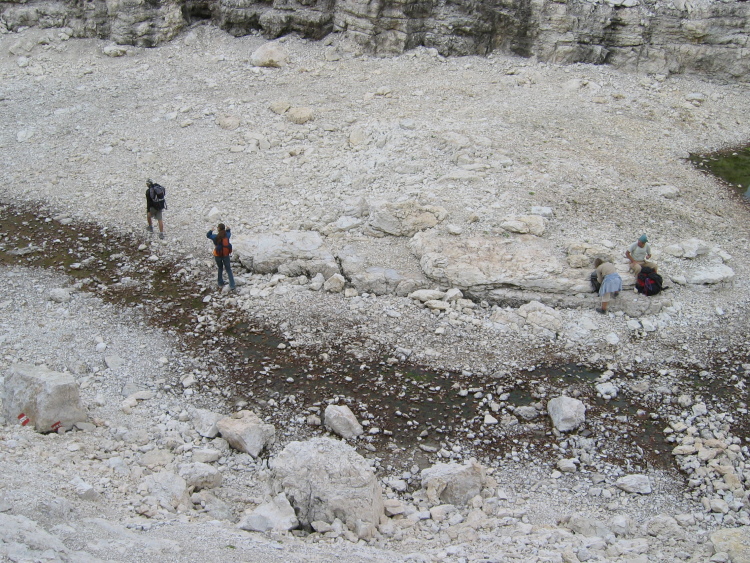 Vista dall'alto: gli amici si fermano un po' nella valletta. In mezzo scorre un torrentino.