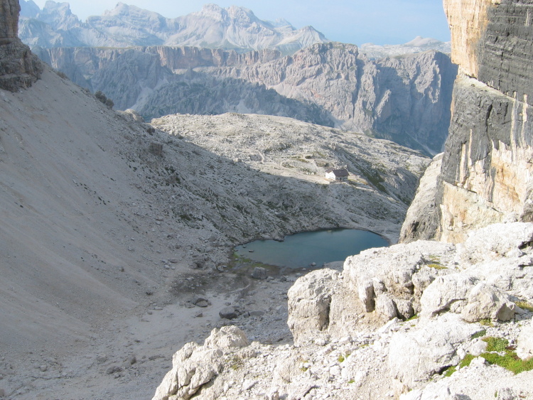 Scendiamo da un lato della valletta sopra il Lago Pisciadù. Saremo presto al rifugio. Questo punto è molto ripido, se c'è neve diventa assai difficile.