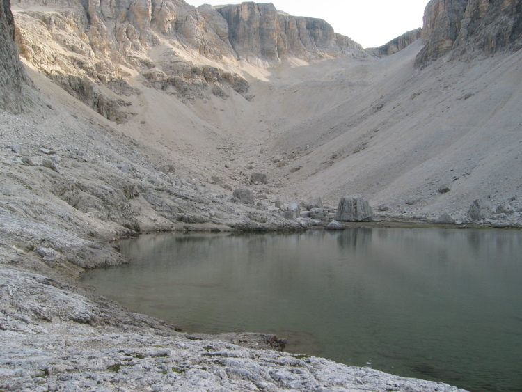 Una parte del lago e dietro la valle da cui siamo scesi, arrivando dal sentiero che visto da qui sta sulla sinistra.