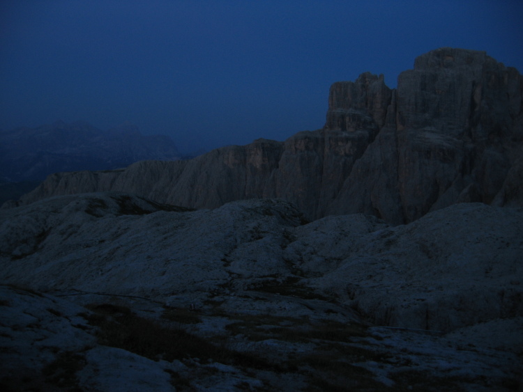 Ormai è quasi notte - un blu sempre più fondo.