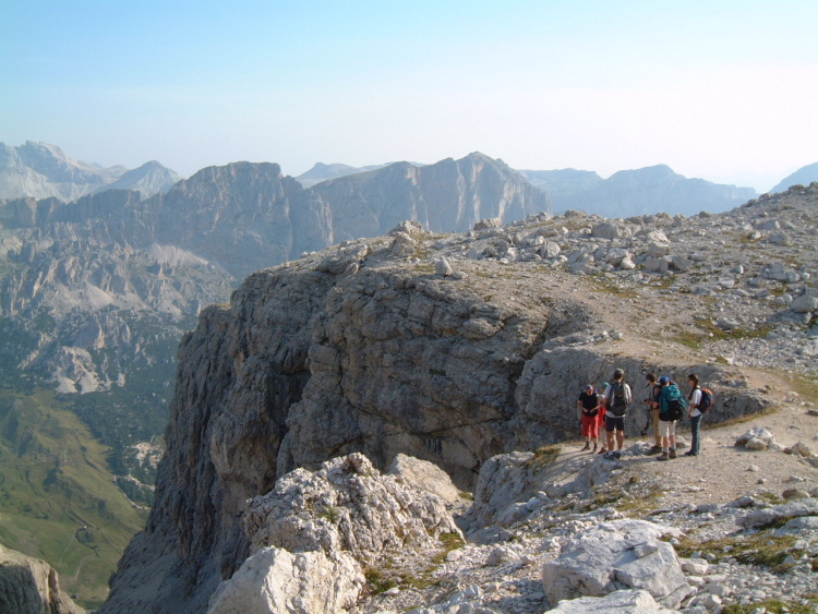 Il mattino, poco dopo essere partiti, ci fermiamo un attimo sopra la ferrata che sale dal Passo Gardena.