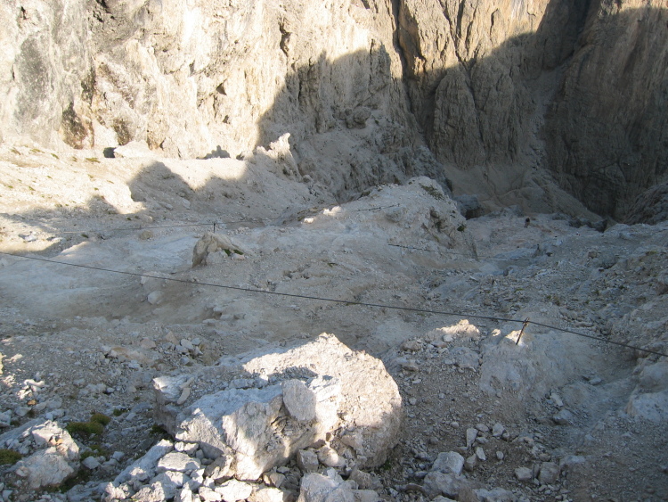 La discesa nella Val Setus è assicurata da cordini di metallo.