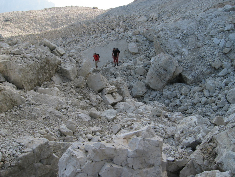 Due del nostro gruppo sono rimasti un po' indietro. Camminano tra le rocce chiacchierando.