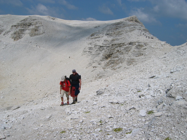 Ora siamo finalmente dall'altra parte, quella verso il Pordoi. Il sentiero però sarà ancora lungo. Il paesaggio è sempre stupendo.