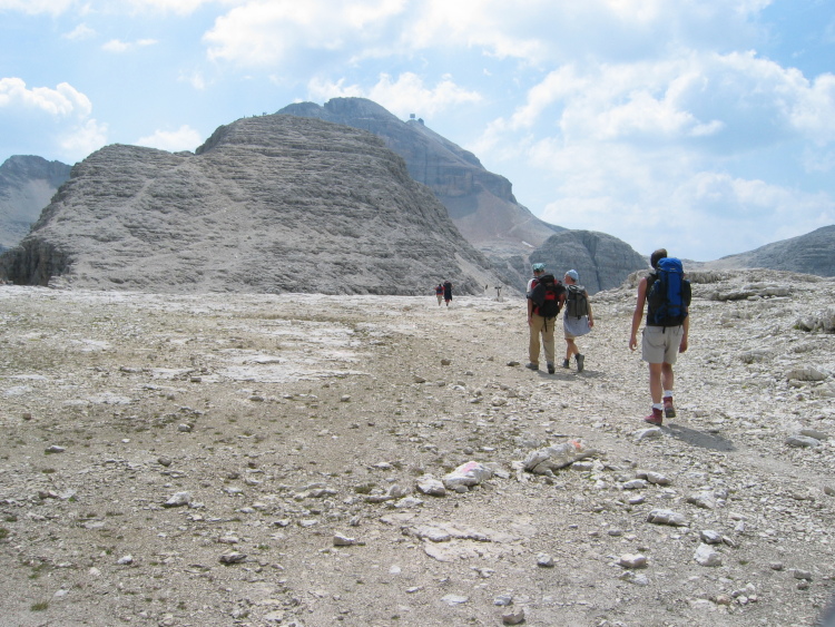 Davanti a noi un'ampia distesa e l'Antersas, piccola montagna che spezza la via di ritorno. Sullo sfondo il Piz Boè.