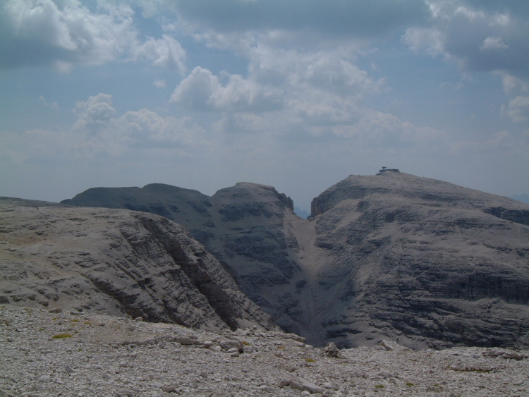 La Forcella Pordoi e il Valòn del Fòs visti dal sentiero di ritorno.