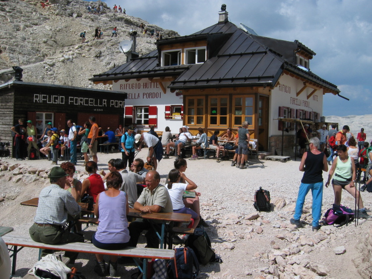 Finalmente siamo giunti alla Forcella del Pordoi e al rifugio, dove eravamo saliti il giorno prima. Siamo stanchi, ma non abbastanza da rinunciare a qualche buona birra.