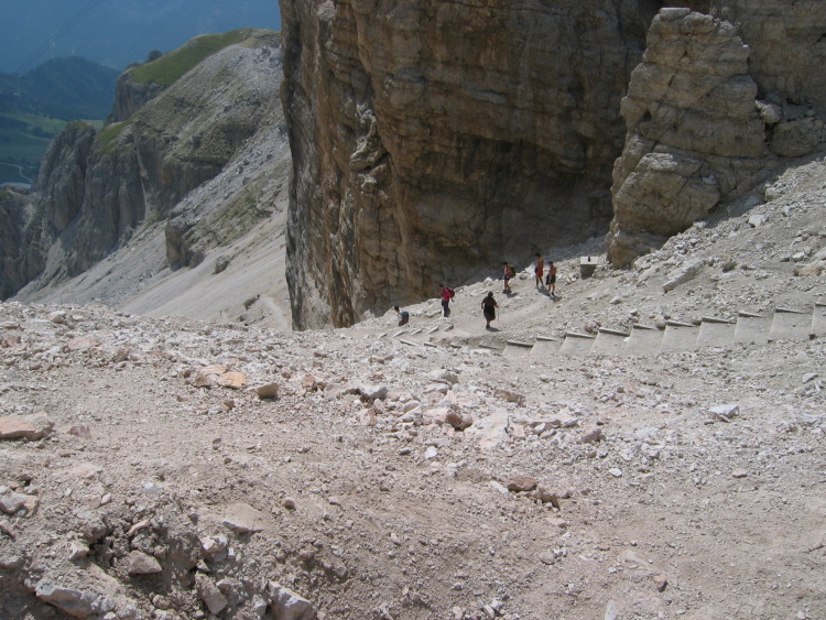 L'ultima fatica: la discesa falla forcella verso il passo, scivolando un po' nella ghiaia.