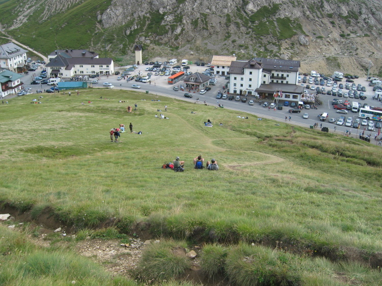 Finalmente siamo giunti al termine della camminata. Ci riposiamo sopra i prati del Passo Pordoi.