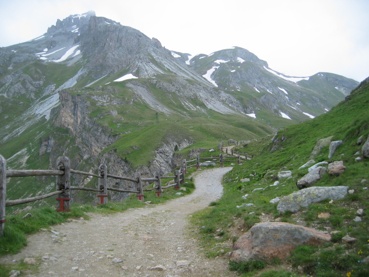 Dopo aver passato una cascata, l'ultimo pezzo di sentiero ha uno steccato a rami d'albero ed è piacevole fare una sosta qui, sapendo poi di essere già quasi arrivati al rifugio.