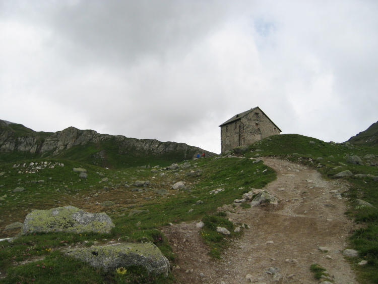 Prima di giungere al rifugio il sentiero sale fino a una casetta diroccata, la Pforzheimer Hütte, con finestre chiuse e rotte. Lì, come sentiremo più tardi, ci sono anche due piccoli laghetti.