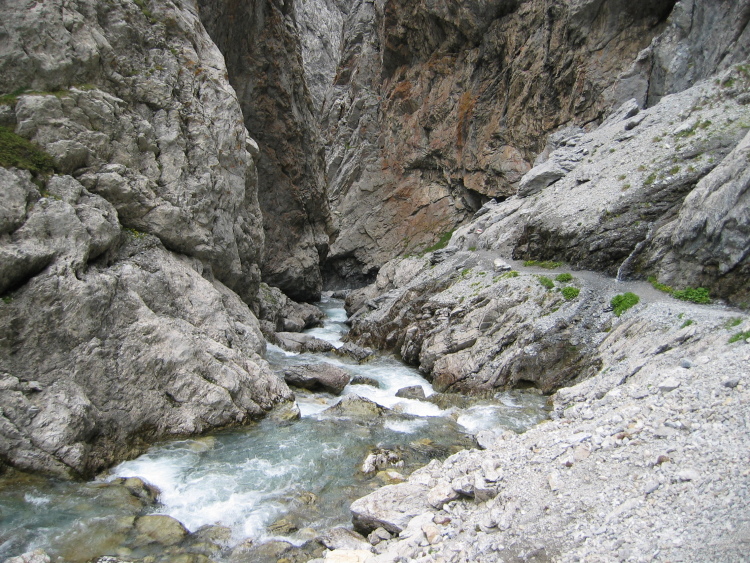 Il sentiero e il ruscello che prima attraversava i prati s'incontrano all'inizio della gola. Il ruscello scende, mentre il sentiero prosegue a destra, calando più tranquillamente.