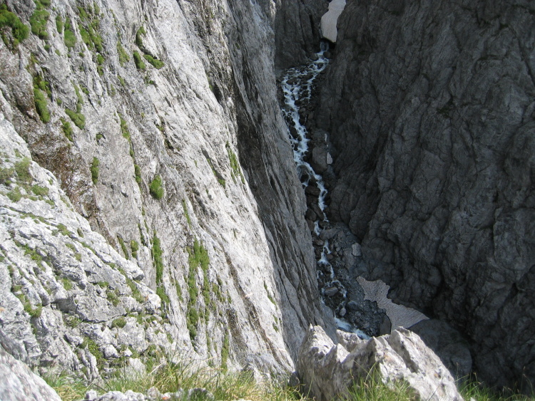 Tornando in su, ci siamo fermati un'attimo in un punto che ci sembrava il più esposto, per guardare a strapiombo nella gola.