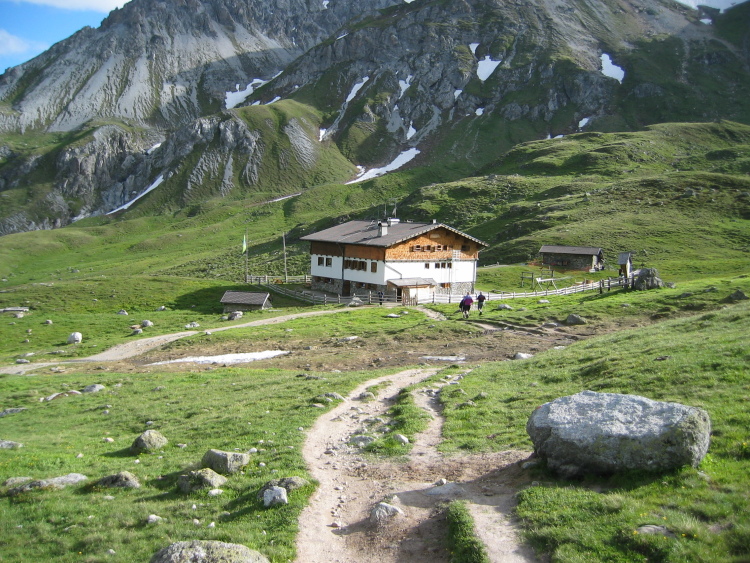 Il rifugio nei prati sotto le montagne. Ci siamo arrivati verso le sei e mezza. Ora si stava bene con il sole, ma si doveva rientrare per la cena.