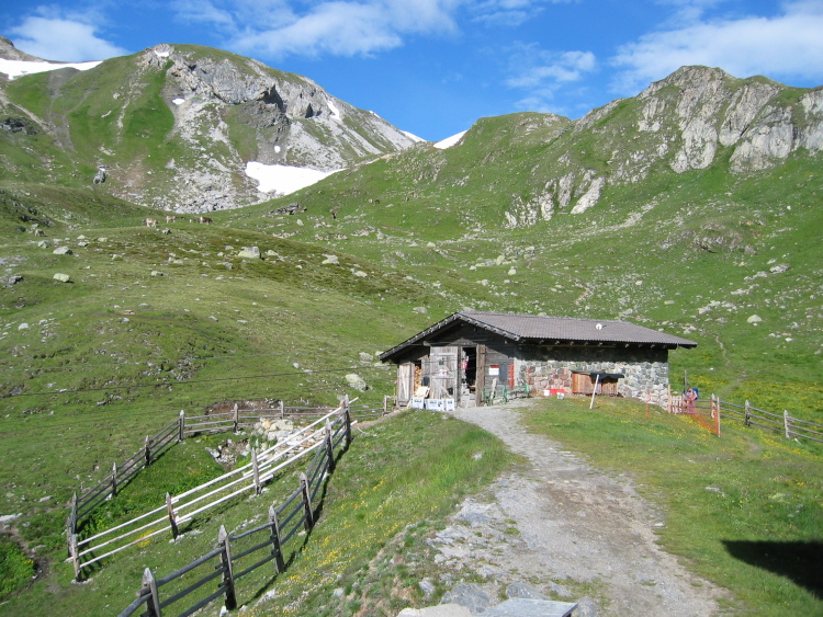 Fuori dal rifugio, a destra, parte il sentiero numero 5, dietro una rimessa. Da qui si sale anche al Föllakopf, a 2.878 metri, deviando più avanti su un sentiero a sinistra.
