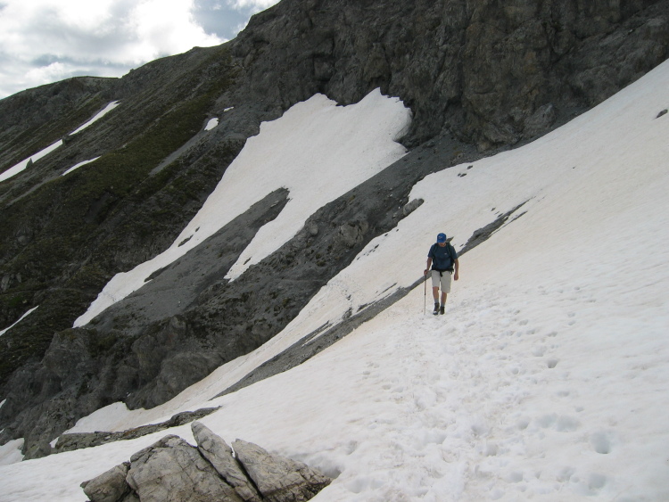 Io sul sentiero pieno di neve. I bastoni sono risultati comodi, ma ne avevamo solo uno a testa e i dischetti per non sprofondare nella neve li avevo dimenticati a casa.