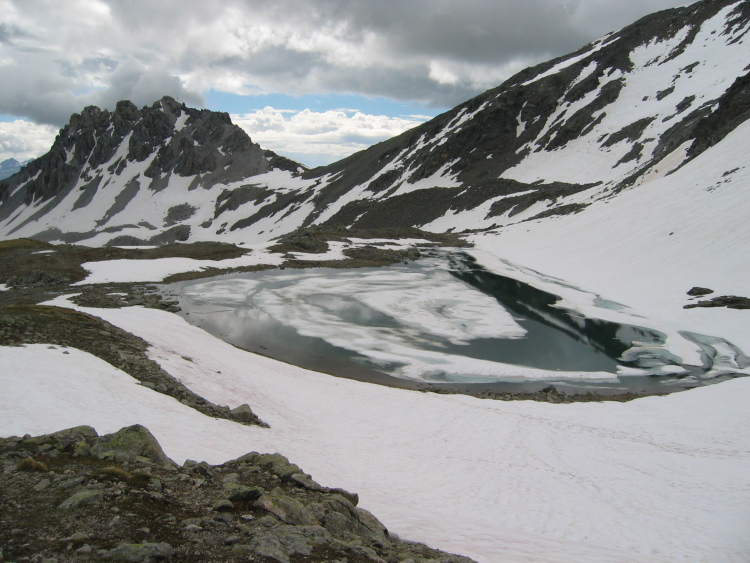 Lo stupendo lago Furkelsee, circondato da neve e a tratti coperto dal ghiaccio.