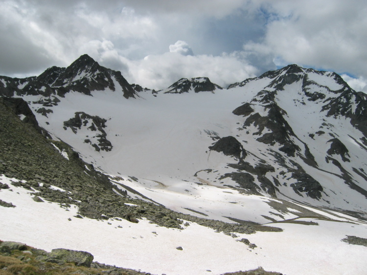 Siamo alti e tira il vento. Dalla forcella vediamo il Muntpitschen, la vedretta e il Piz Sesvenna.