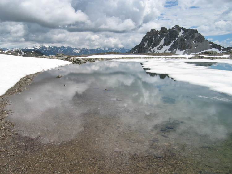 Scendendo ci siamo fermati ancora al lago Furkelsee. Da vicino faceva proprio da specchio alle montagne e al cielo.