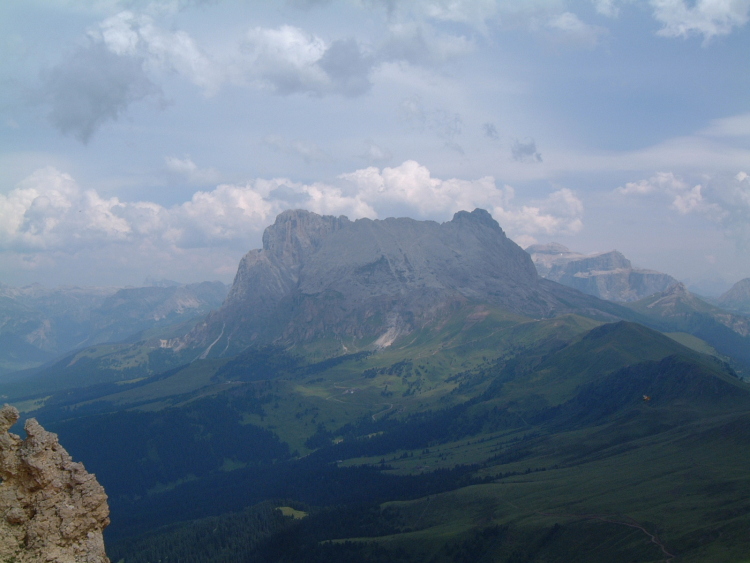 Dai Denti si ha una bella panoramica. Vediamo il Sassopiatto e dietro il Sella.