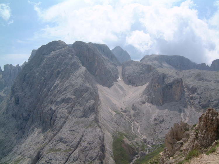 Dai Denti si ha una bella panoramica. Noi ne approfittiamo per fare uno spuntino. Di fronte a noi le cime della Croda dell'Alpe.