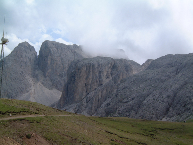 Al rifugio Alpe di Tires: le nuvole si infittiscono. Nella foto vediamo anche una pala eolica messa davanti al rifugio.