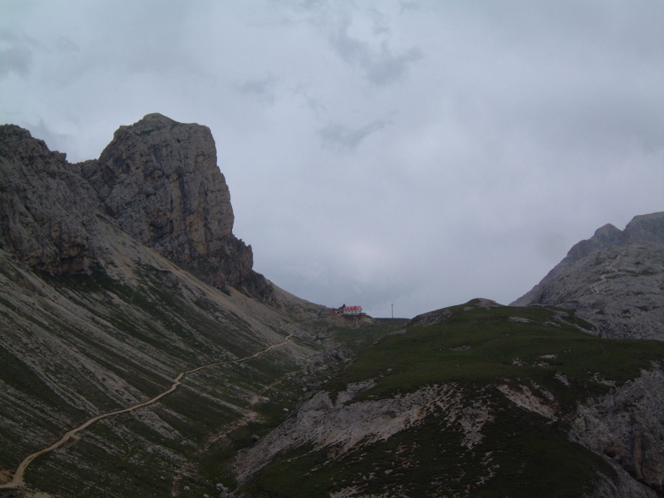 Oltre il rifugio. Lo vediamo in fondo alla foto. Siamo già sulla via del ritorno, faremo l'Altipiano dello Sciliar in mezzo al vento, in realtà da non farsi con questo tempo.