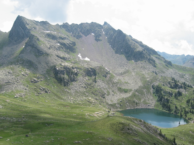 Ci alziamo sempre più - già dalla Forcella di Val Moena si ha una bellissima vista sul lago e sulle cime sovrastanti.