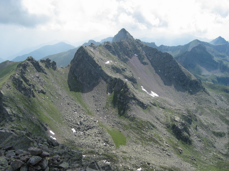 Panoramica dalla Cima delle Stellune. Ci circondano le belle montagne del Lagorai.