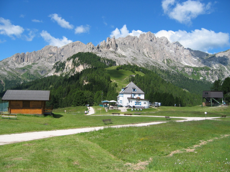 Il prato del Ciampedie col rifugio Negritella è anche un punto di ritrovo e di gita domenicale dove i bambini trovano un piccolo parco giochi.