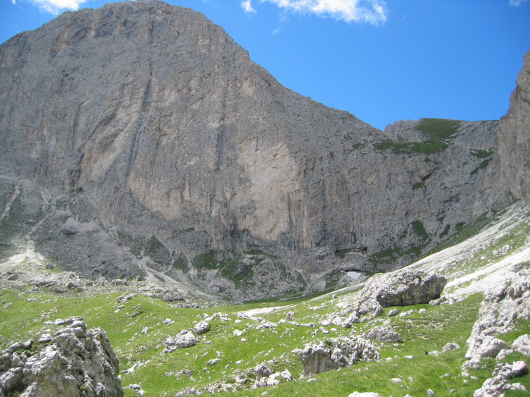 Il nostro sentiero passa sotto la Roda di Vael, una montagna rocciosa amata dagli scalatori. La sua cima è smussata come una ruota.