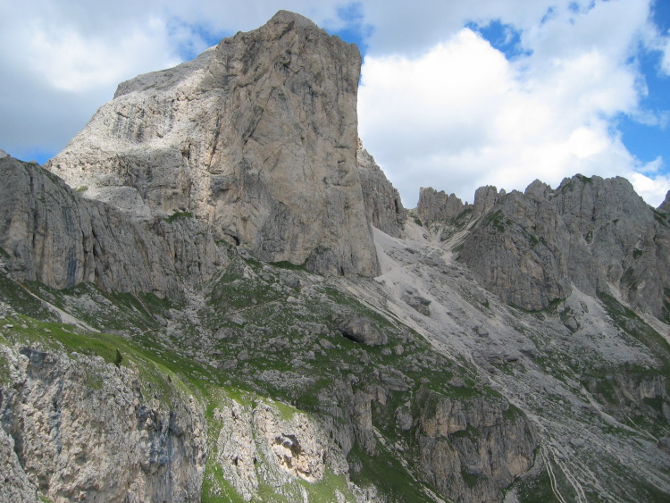 Vediamo sotto una cima un sentiero di quota.