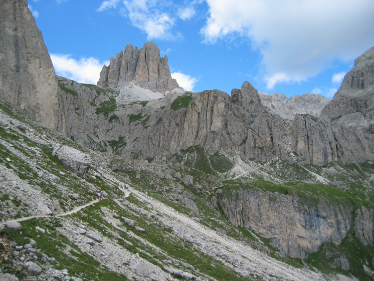 Altra gente giunge per il sentiero per sentire il concerto. L'ambiente è stupendo: cime, pendii e sentieri.