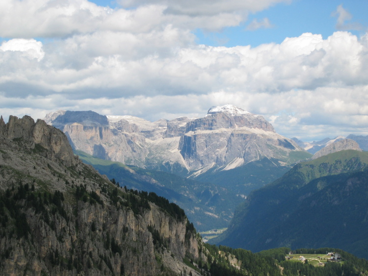 Da qui la vista verso il massiccio del Sella è ottima. Lì c'è ancora molta neve.