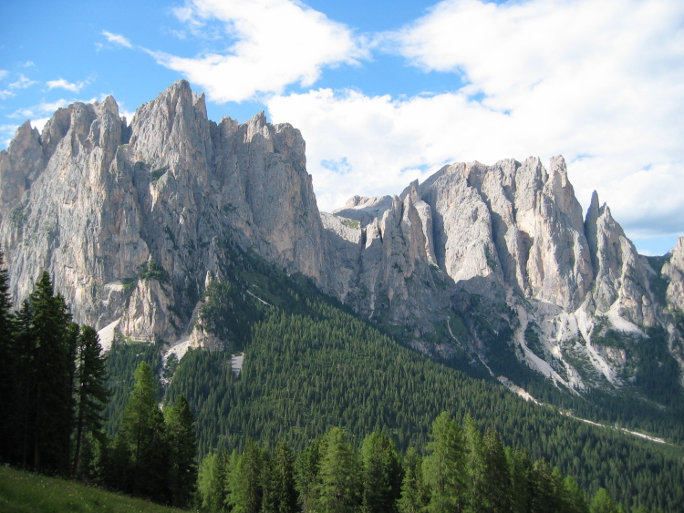 Facciamo l'ultimo pezzo non nel bosco da cui siamo saliti, ma per la forestale che passa sotto i dirupi di Larsec, una serie di cime di roccia frastagliata.