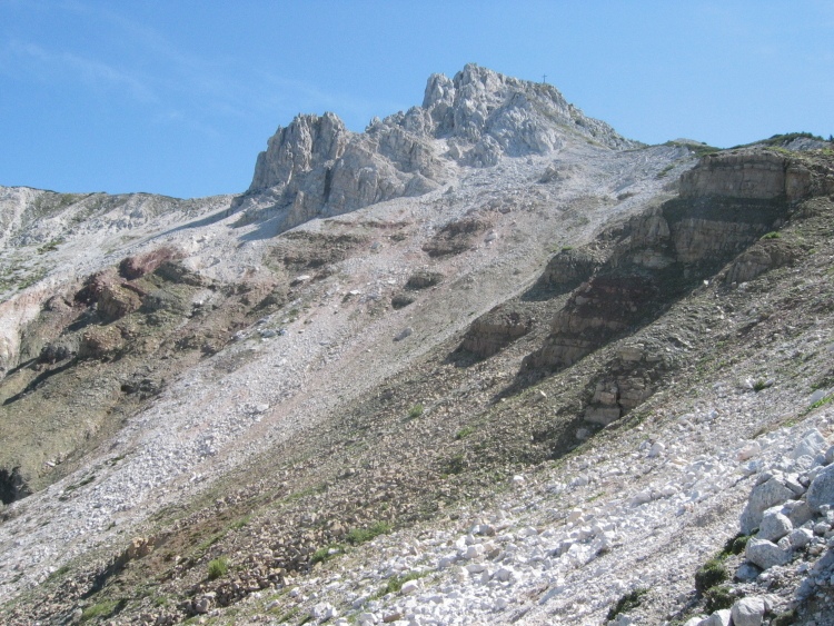 Il Corno Bianco da sud-ovest con il suo ripido pendio di sassi bianchi.